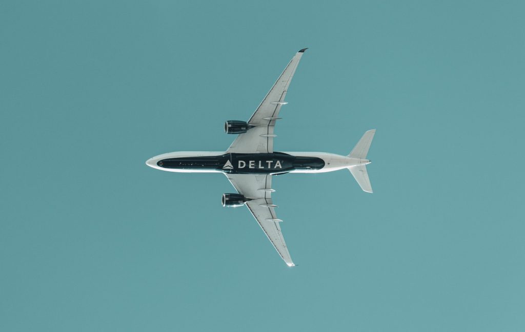 Wat zijn de voordelen van reizen in de Premium Comfort Class per airline? Delta Airlines.