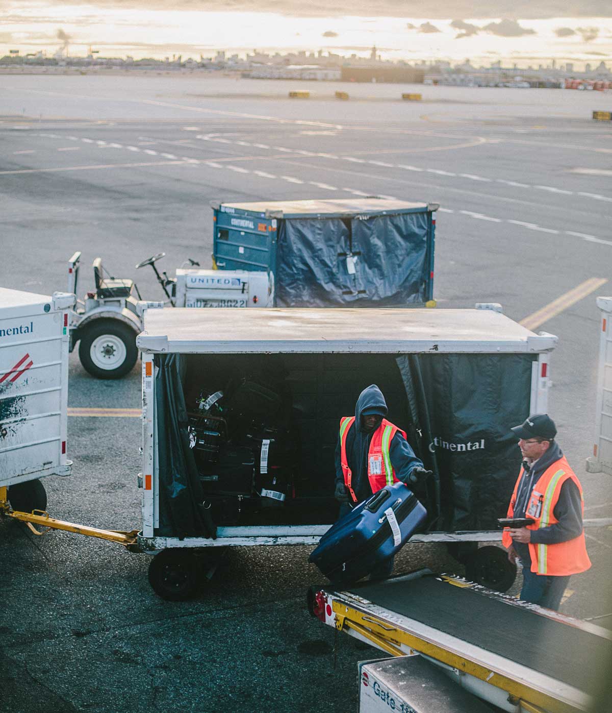 Wat gebeurt er met ruimbagage na het inchecken op Schiphol?